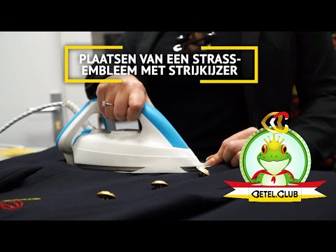 Stras-embleem plaatsen met een strijkijzer op uniformjasje (Oetelclub.nl)